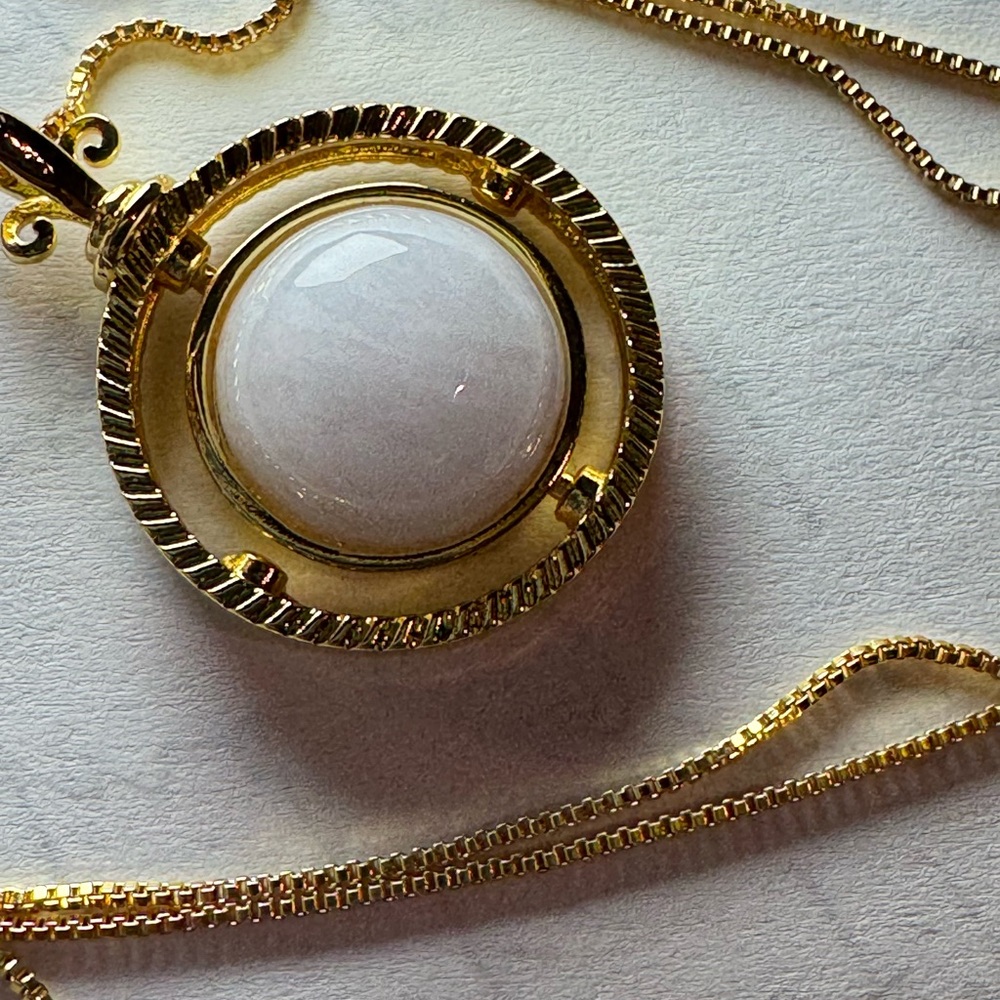 Elegant Gold Tone White Pearlescent Spinner Dome Shape/Gold Pendant Necklace NWT